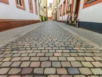 rsz_beautiful-view-of-scenic-narrow-street-with-historic-traditional-houses-and-cobbled-street-in-an-old